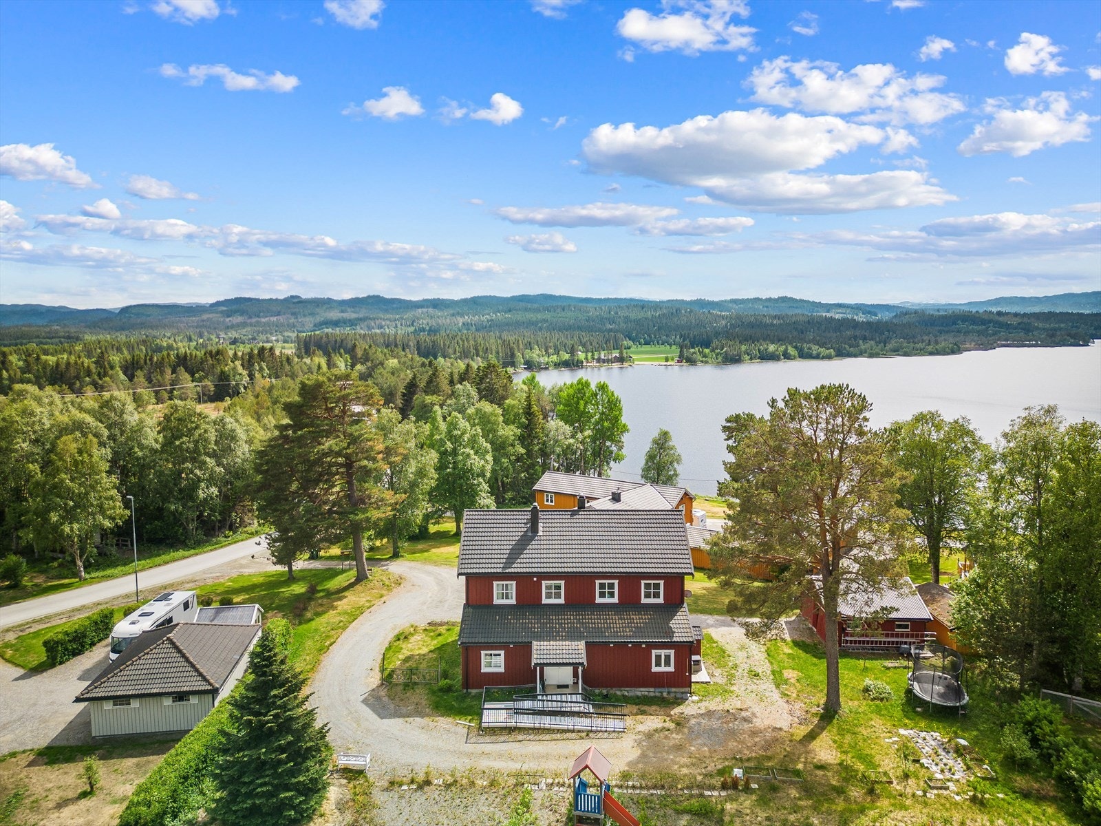Heimdal Eiendomsmegling ønsker velkommen til denne flotte eiendommen i Hostovegen 997! Galleribilde