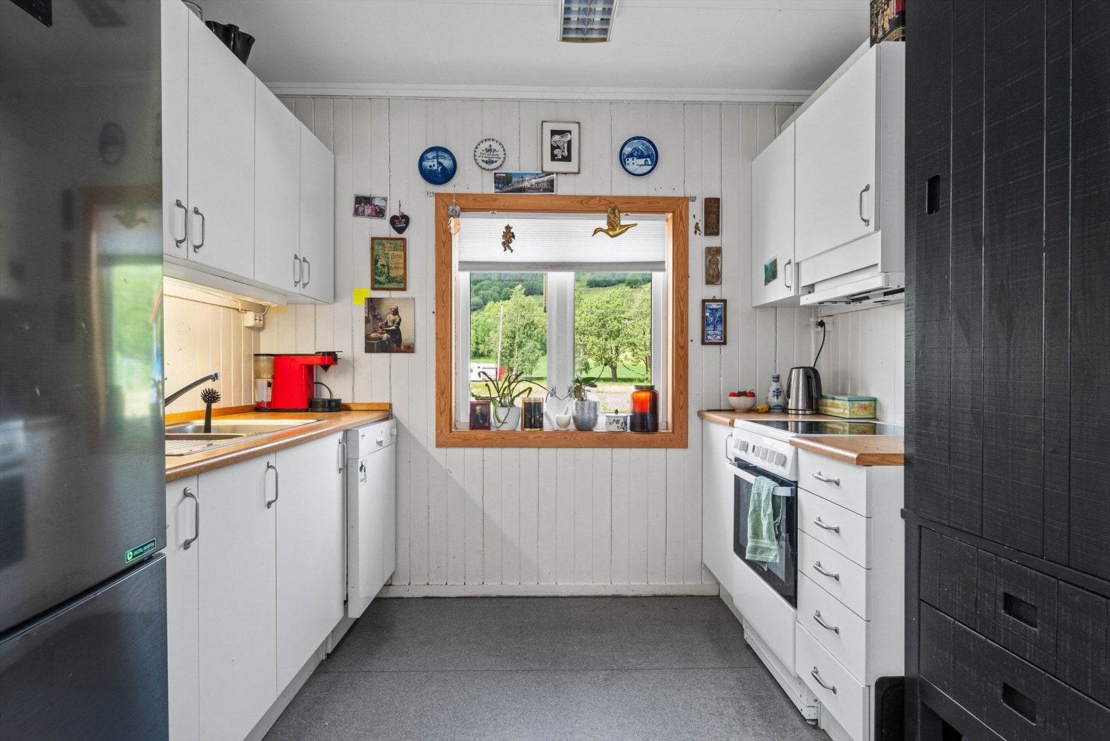 Kjøkkenet er på 6,5 kvm. og har godt med skap- og benkeplass Galleribilde