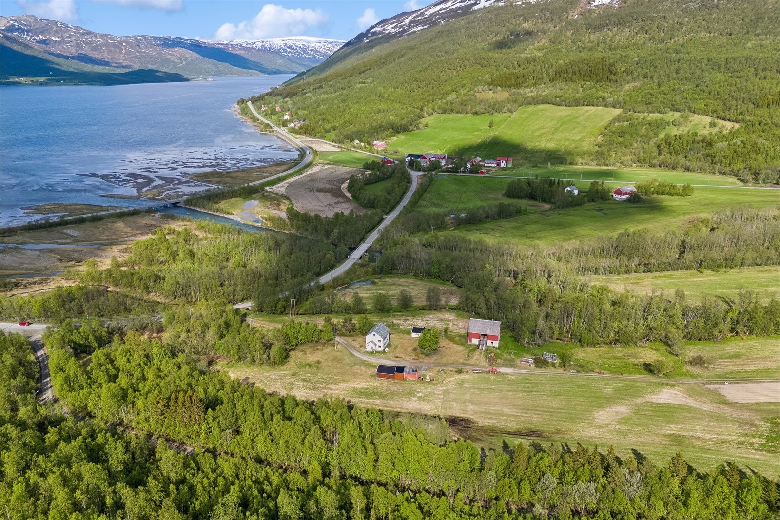 Punktfestetomt uten definerte grenser. Tomten ligger i naturskjønne omgivelser. Galleribilde