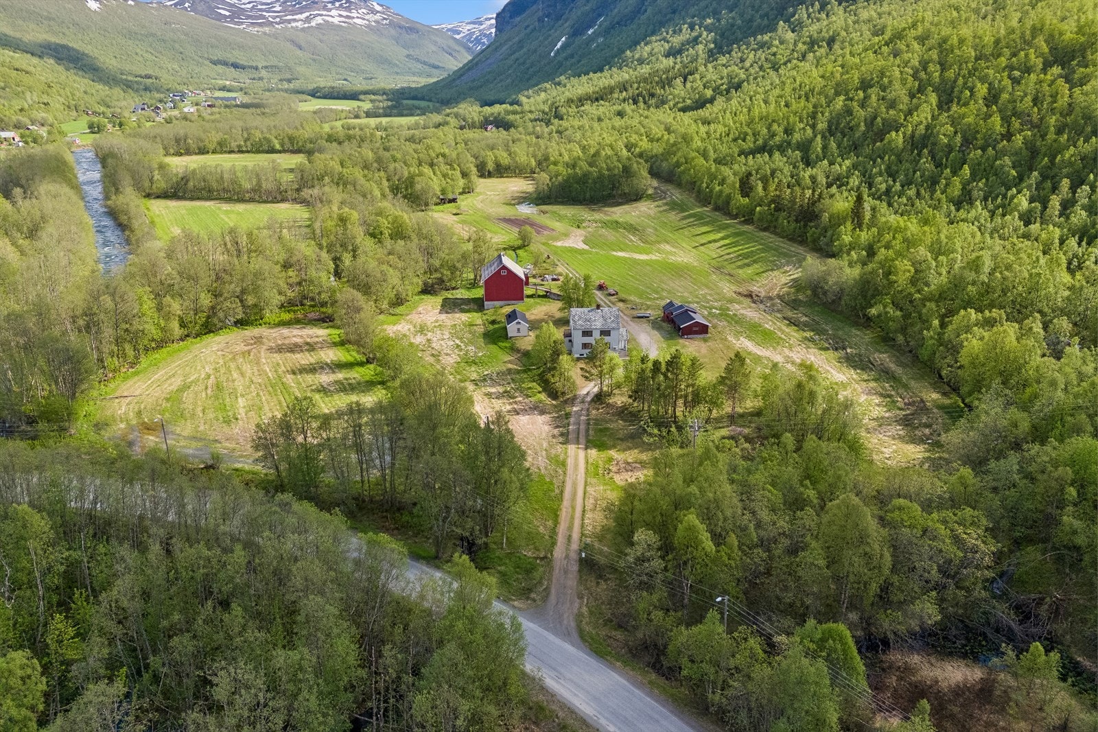 Tomten ligger i et stille og rolig område rett ved Slåttevegen i Langfjordbotn. Langfjordbotn ligger innerst i Langfjorden, en sidearm til Altafjorden. Galleribilde