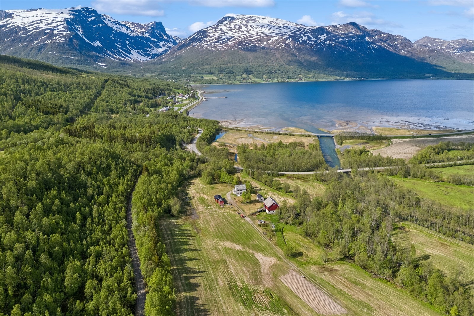 Langfjordbotn Punktfeste presenteres av Johan Aslak Somby for DNB Eiendom. Galleribilde