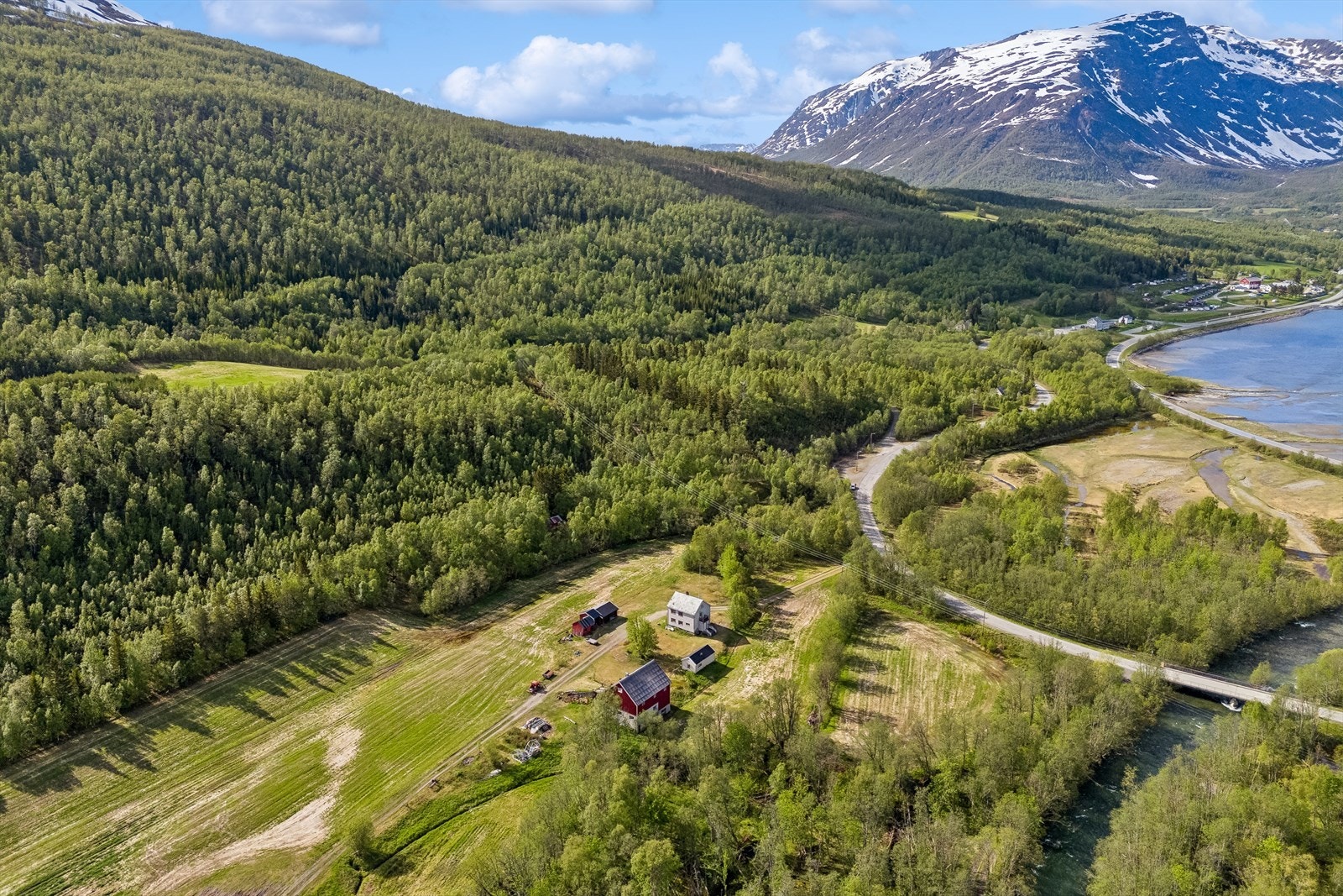 Fra tomten er det kort avstand til flotte turområder uansett årstid. Galleribilde