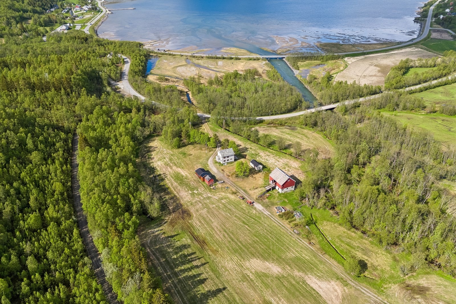 Tomten har nærhet til flotte turområder både til fjells og ved sjøen. Galleribilde