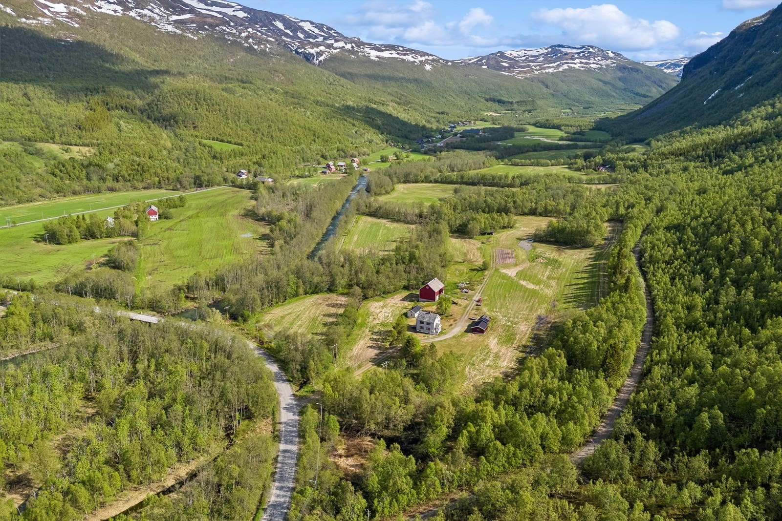Dronefoto av nærområdet som i hovedsak består av eneboliger. Galleribilde