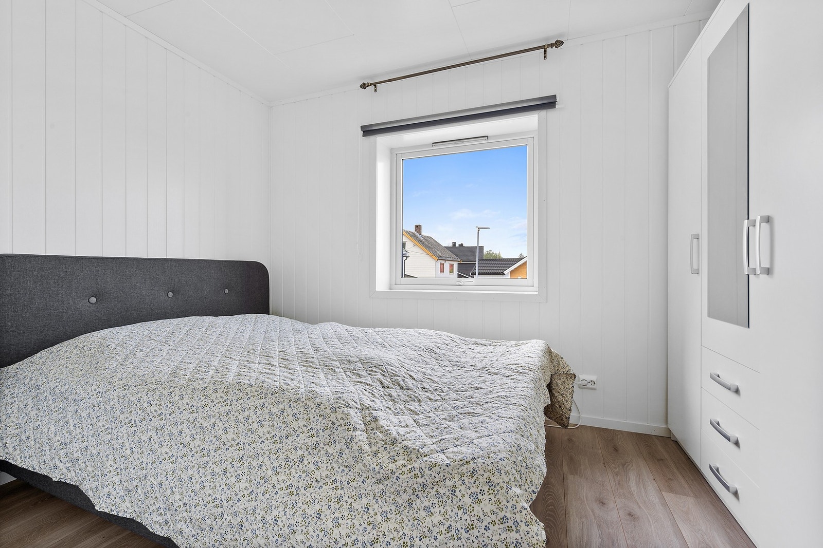 Soverom med garderobe Galleribilde