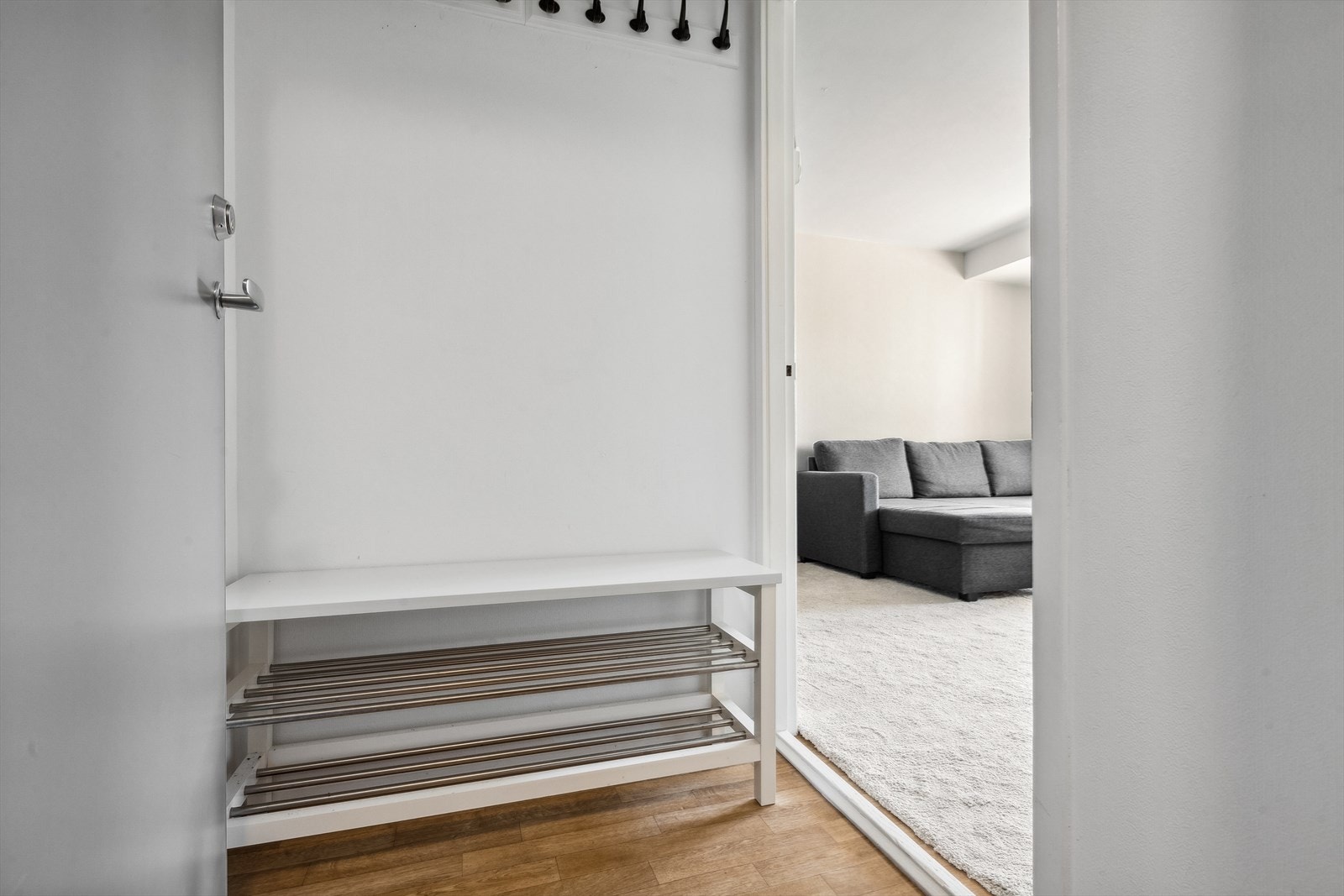 Lys entrè med plass til og henge fra seg yttertøy. Galleribilde
