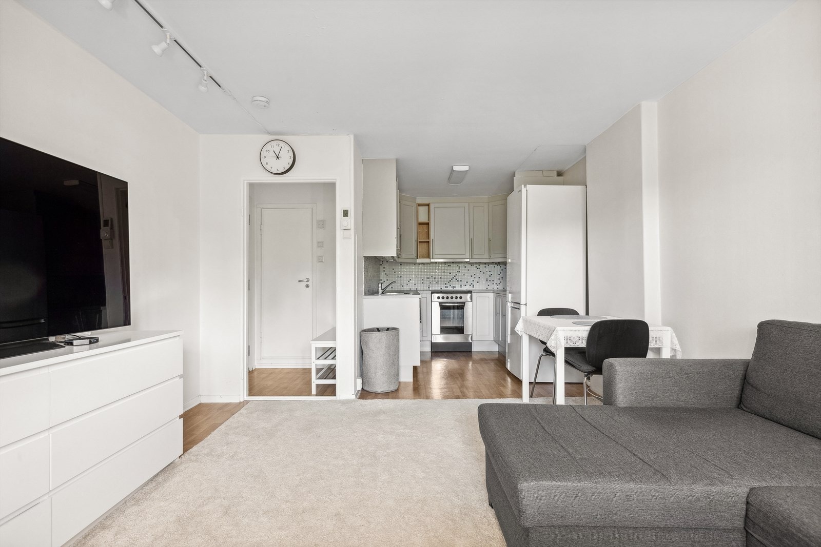 Stue med åpen kjøkkenløsning. Galleribilde
