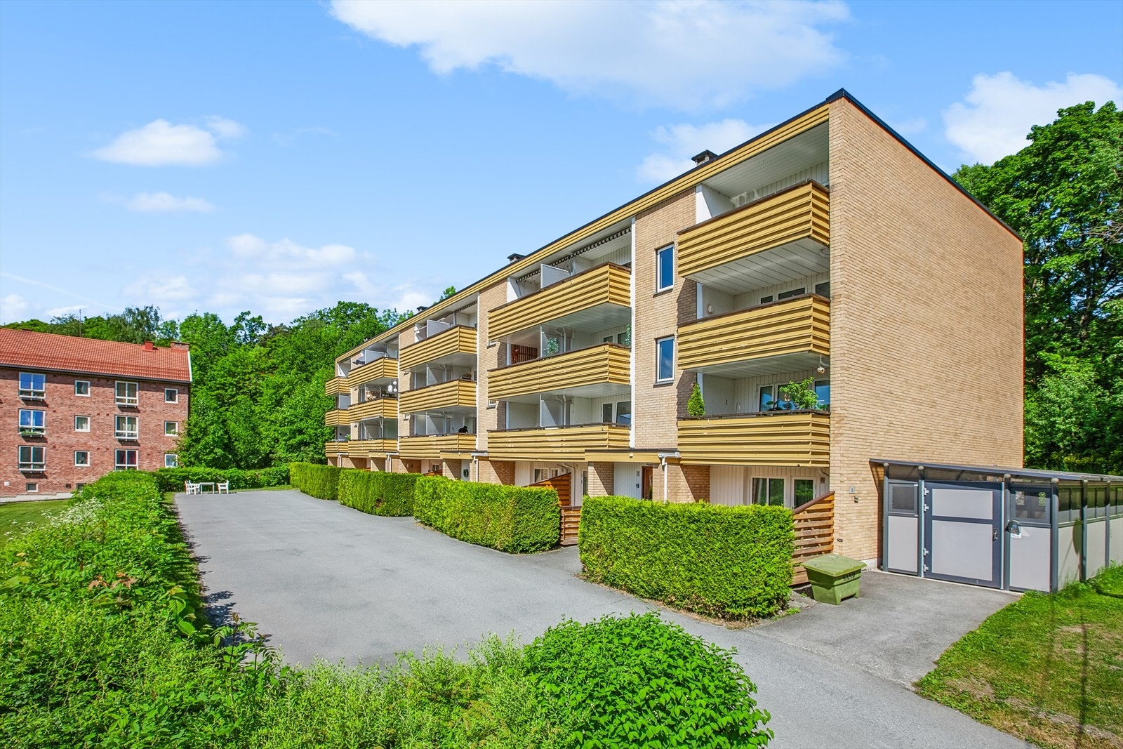 Kort vei til Sandvika sentrum hvor man finner alt av servicetilbud, kino, bibliotek, kulturhus, restauranter, kaféer og Sandvika Storsenter med 200 butikker. Galleribilde