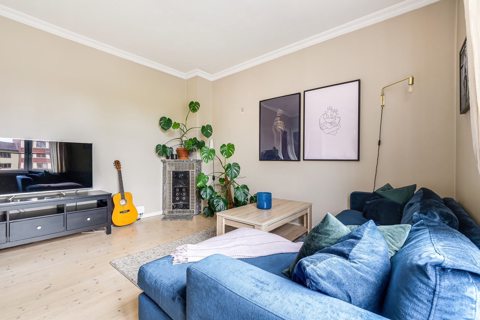 Stuen har en romslig planløsning med god plass til sofa, tv-møbler og spisebord. Galleribilde