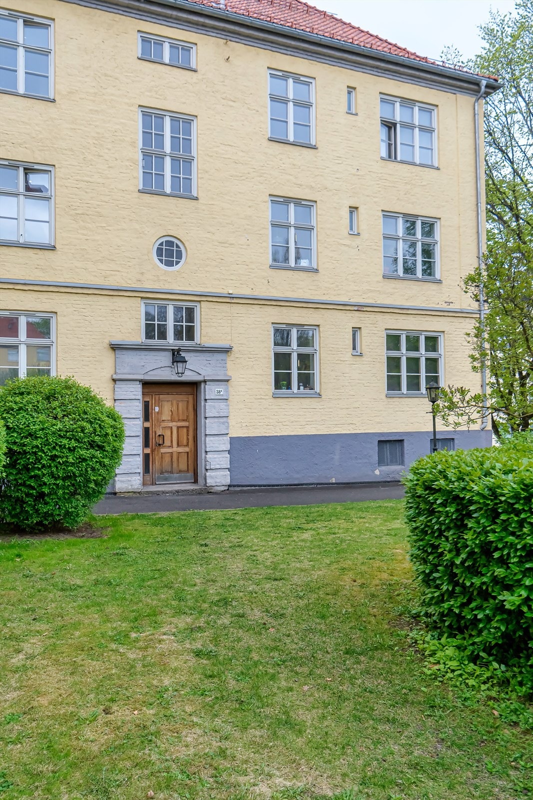 Pent opparbeidet fellesarealer med beplantning, sittegrupper og felles grill. Galleribilde