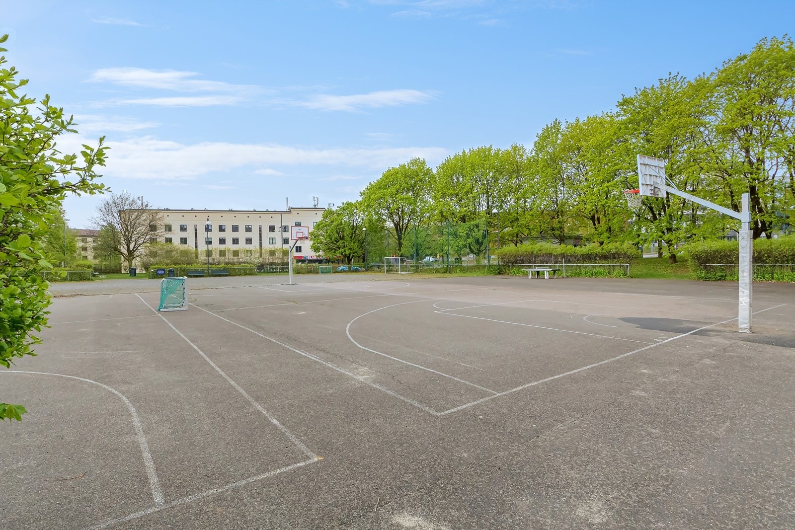 Rivertz´ basketballbaner ligger i umiddelbar nærhet Galleribilde