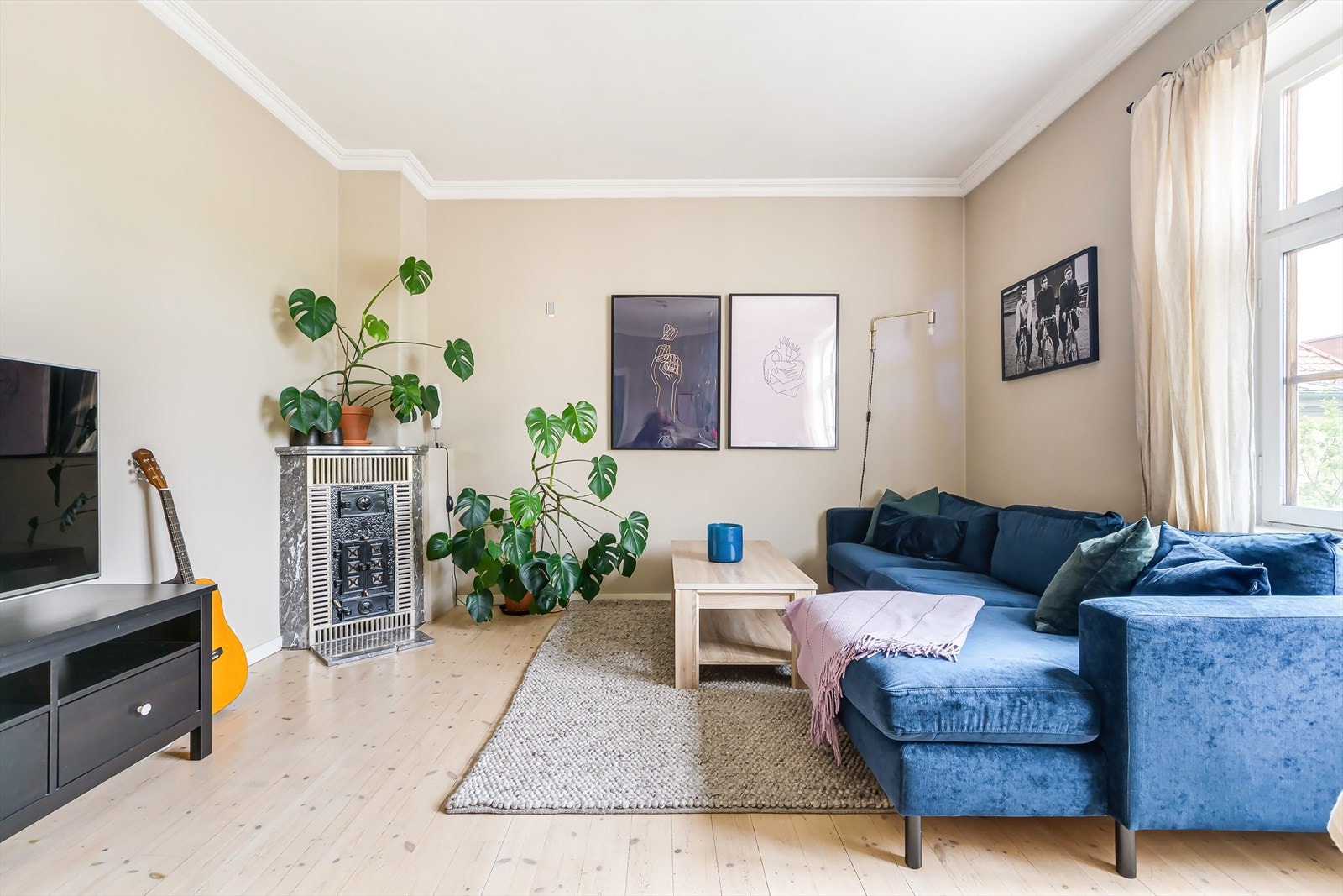 Leiligheten byr på masse sjarm med klassiske detaljer som peis, store vindusflater og god takhøyde Galleribilde