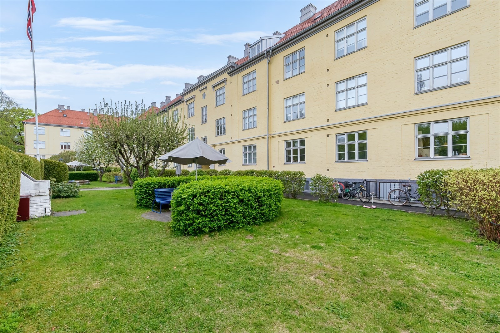 Velholdt bakgård. Galleribilde