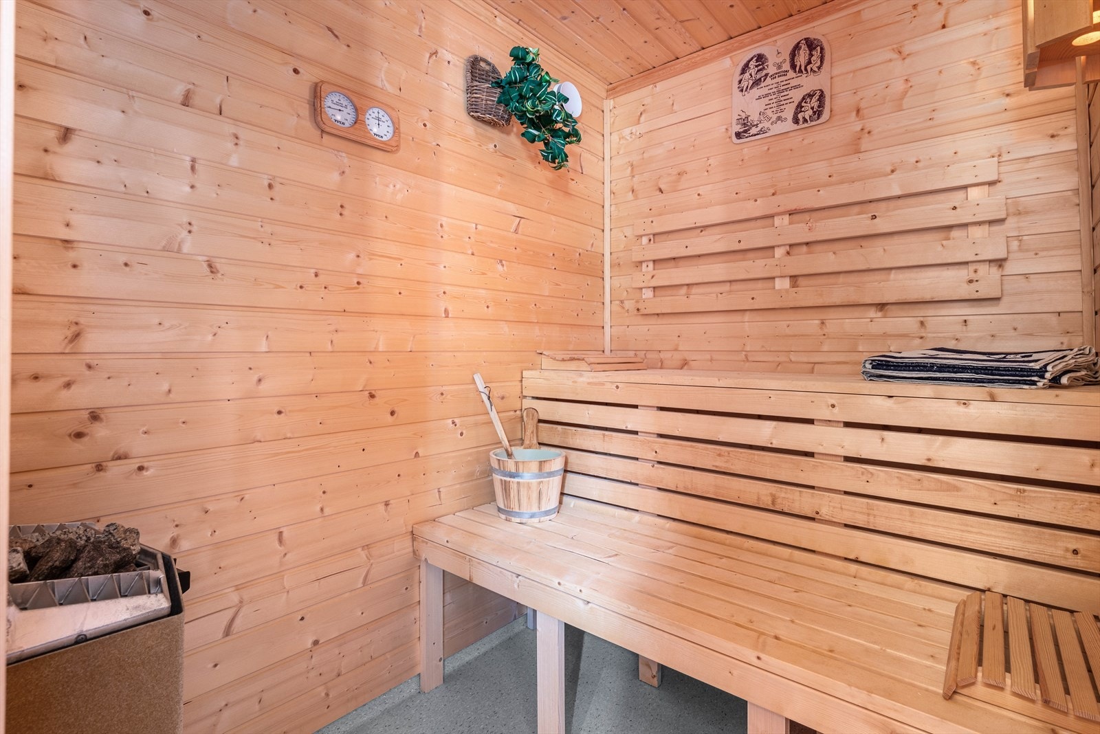 På badet er det en plassbygd badstue med ovn og trebenker. Galleribilde