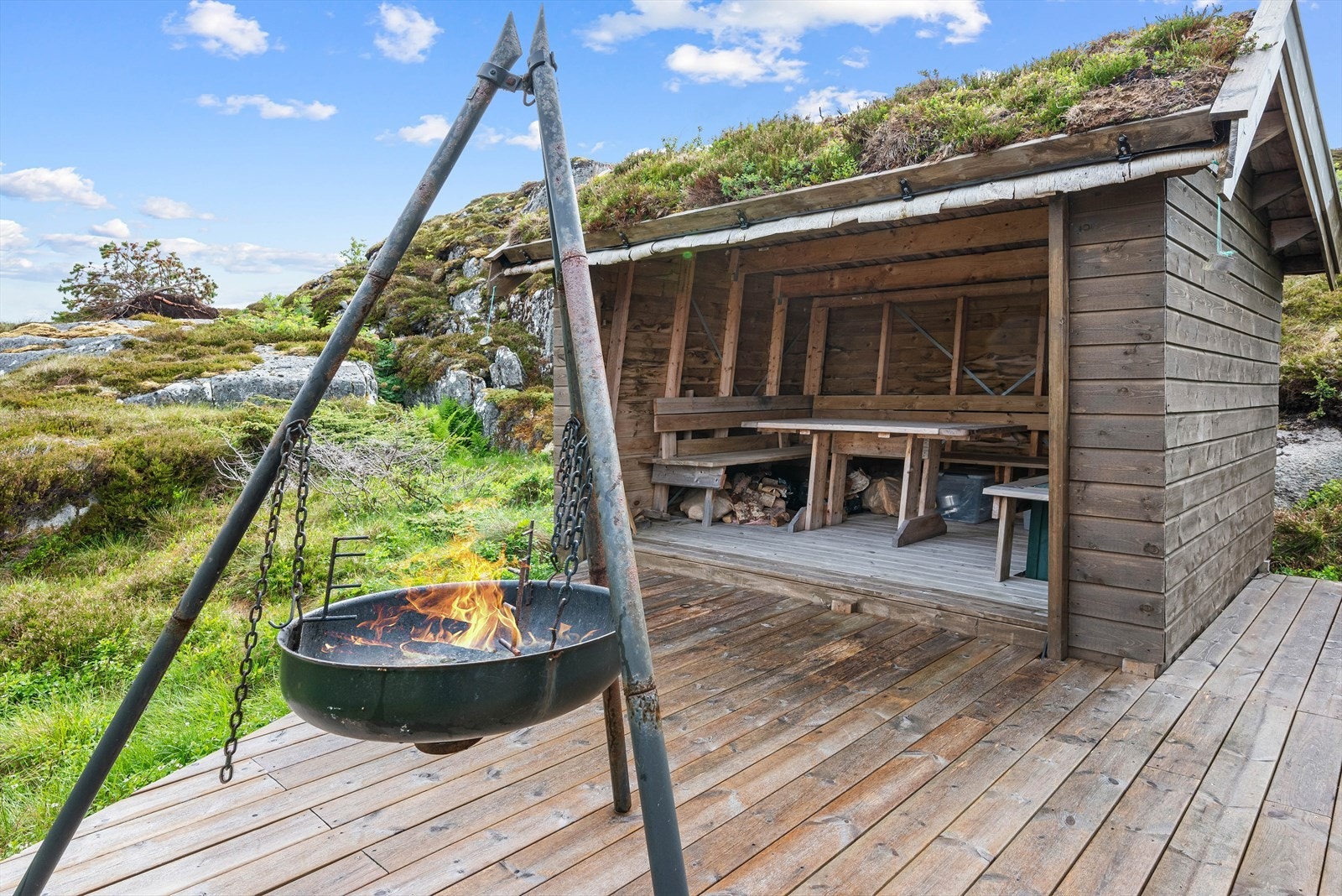 Som et koselig samlings- og utsiktspunkt er det etablert en gapahuk med egen terrasse. Galleribilde