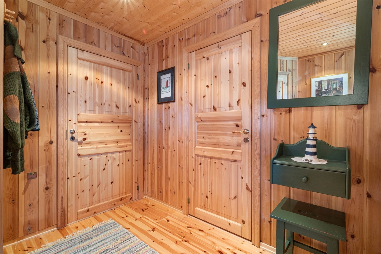 Ved gangen har hytta en hendig bod for oppbevaring av yttertøy og diverse utstyr. Galleribilde