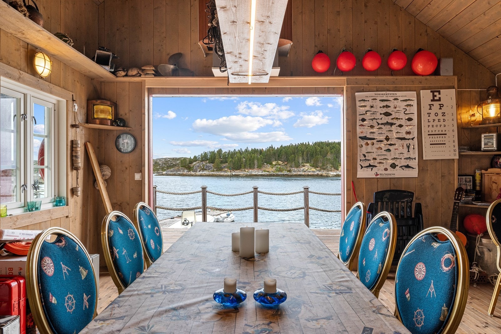 Naustet har god plass til et spisebord, og innbyr til både stille stunder og lange sommerkvelder i godt lag. Galleribilde