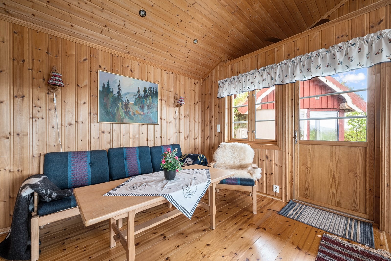 Stuen og kjøkkenet danner et stort og innbydende allrom, som innbyr til hygge fra tidlig morgen til sent på kveld. Galleribilde