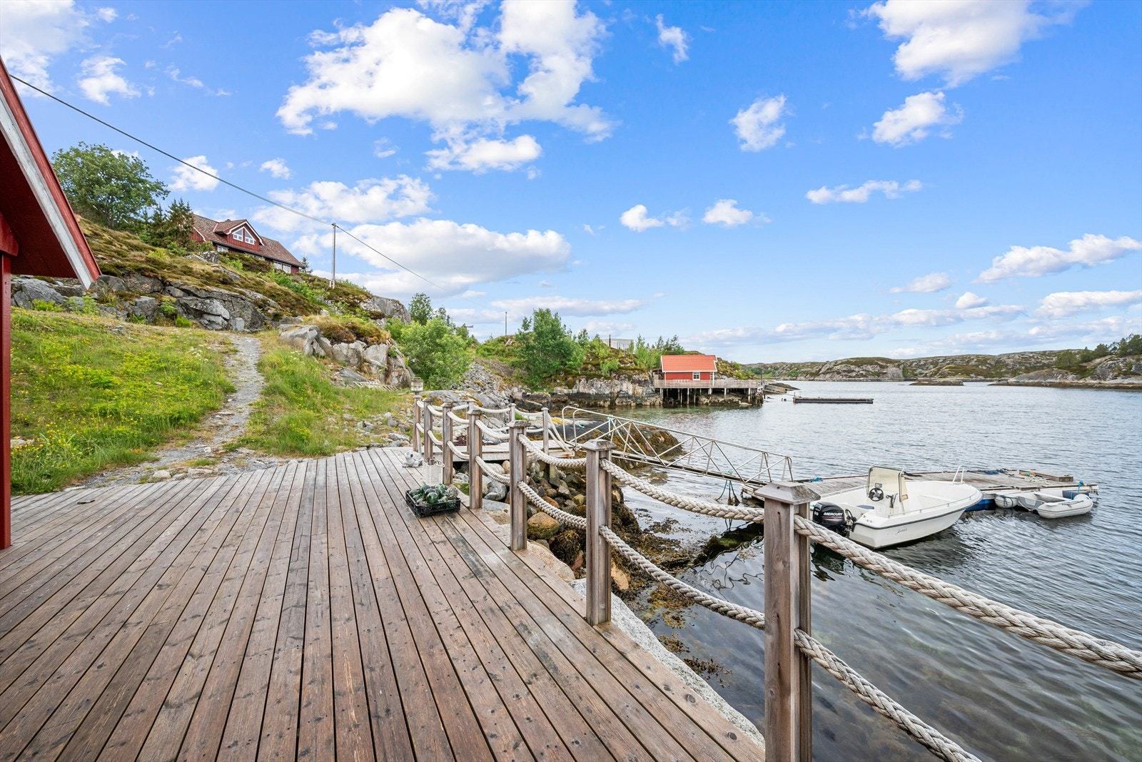 Alt er tilrettelagt for pur sommeridyll - rett utenfor døra! Galleribilde