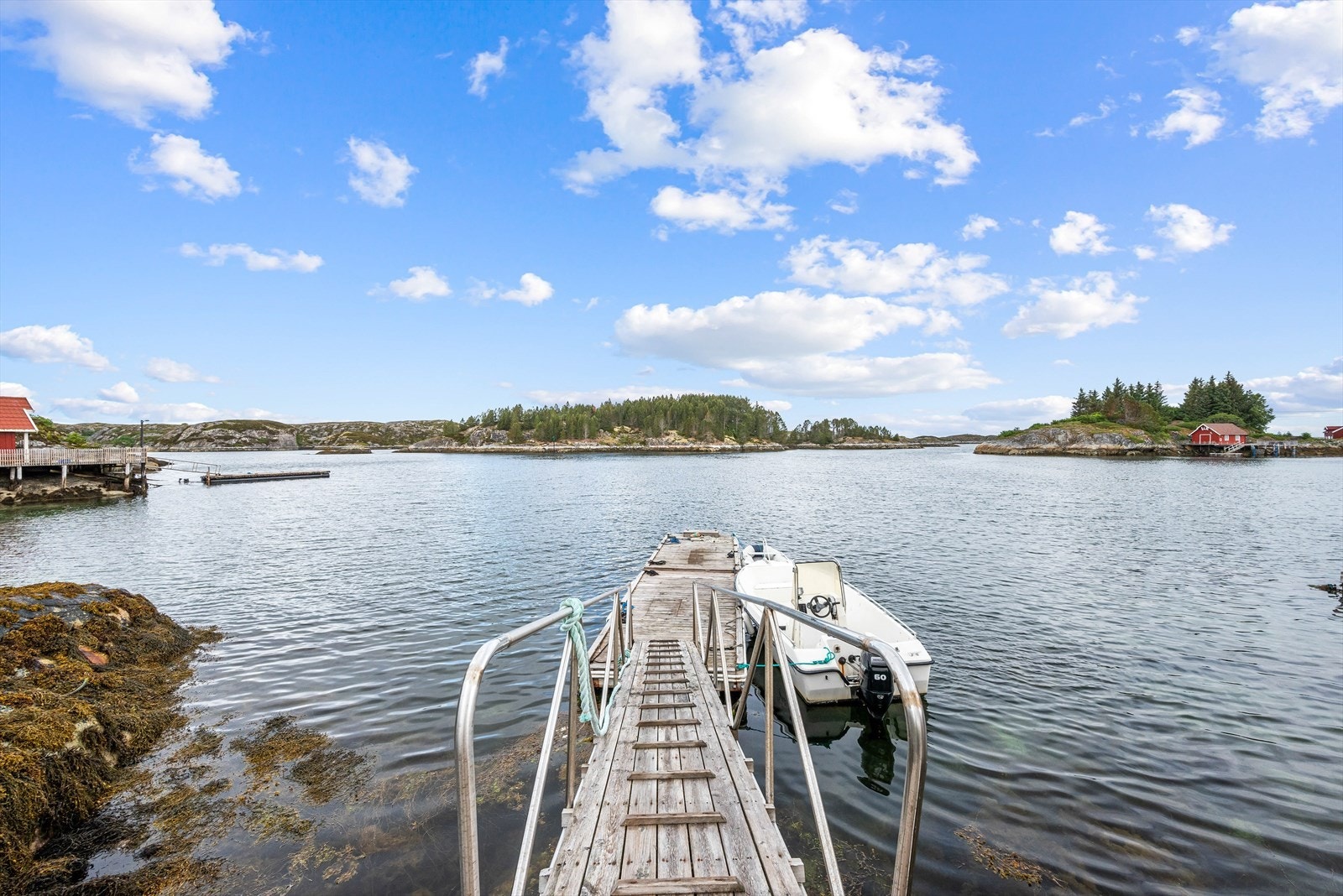 Øya innbyr til bading, fiske og båtliv Galleribilde