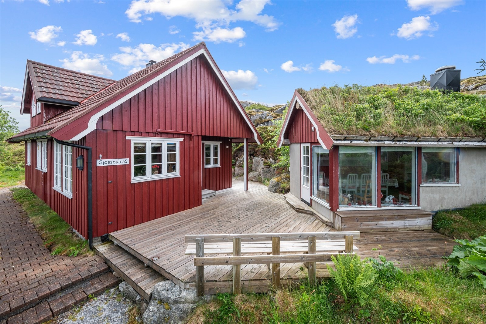 Rundt store deler av hytta er det etablert en delvis overbygget terrasse med et samlet areal på ca. 59 kvm. Galleribilde