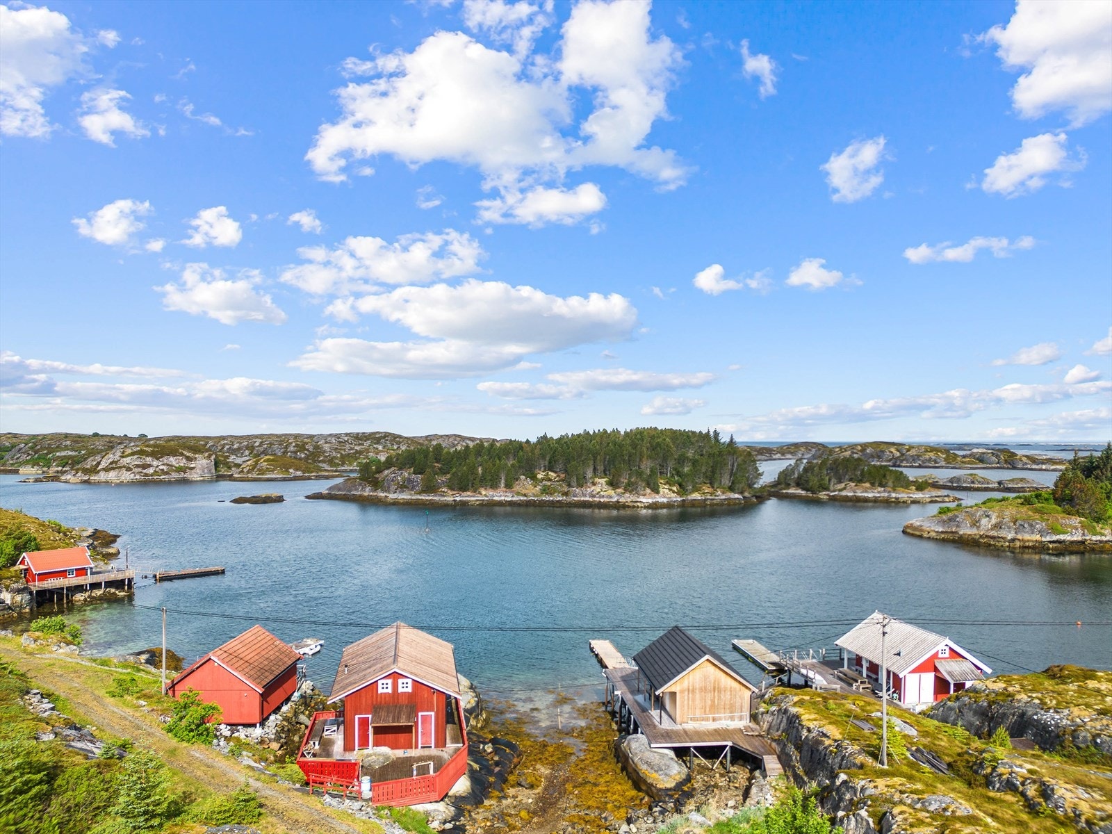 Øya er bilfri, noe som gir ro og familievennlige forhold hvor alle kan ferdes fritt i naturskjønne omgivelser. Galleribilde