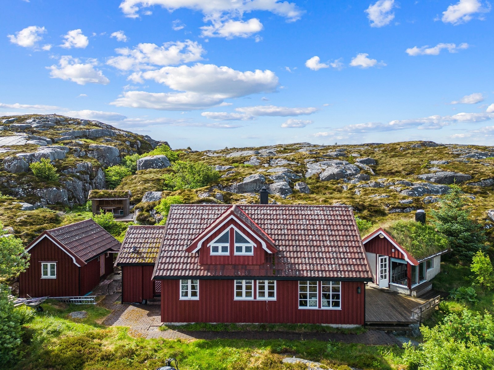 Hytta ligger høyt i terrenget, der gode solforhold gjør det mulig å virkelig nyte varme og late feriedager til fulle. Galleribilde