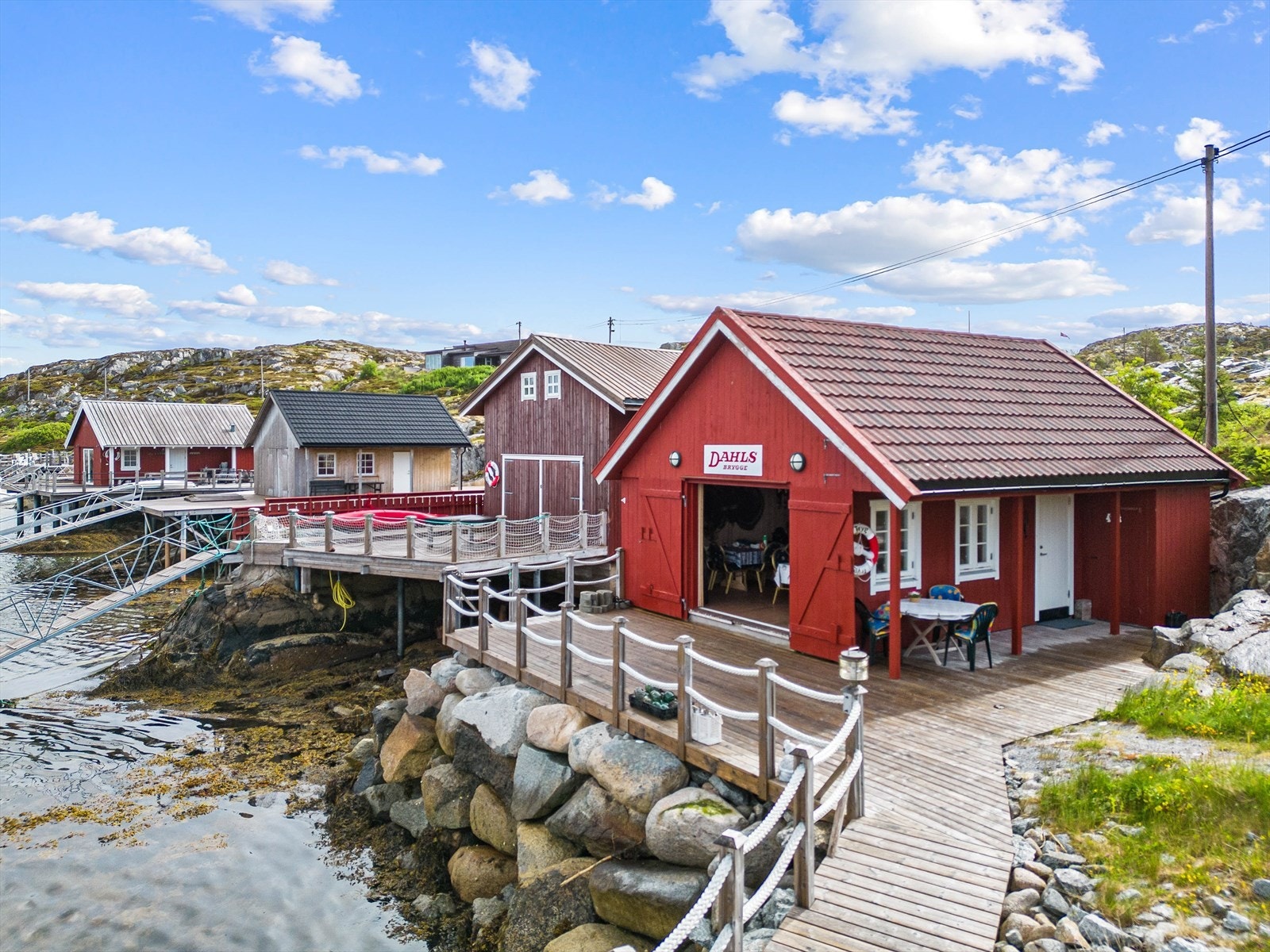 Nede ved vannet har hytta et eget naust med mye sjarm. Galleribilde