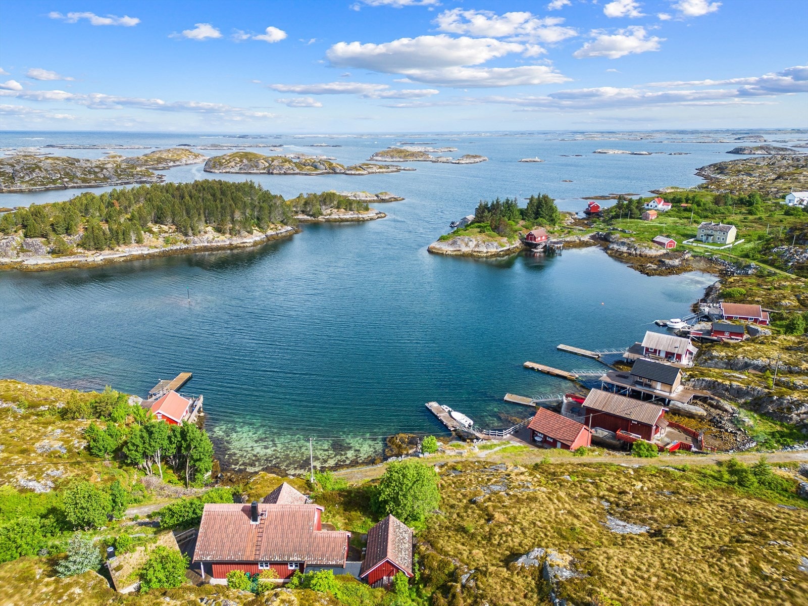 Velkommen til Gjøssøya 35 - En flott fritidseiendom med koselig hytte og idyllisk beliggenhet. Galleribilde