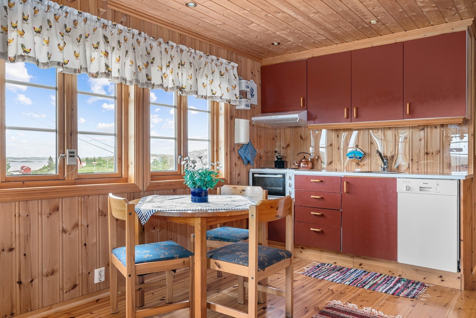 Under kjøkkenvinduene er det rom for en hyggelig, liten spiseplass, for rolige morgenstunder med sjøen i bakgrunnen. Galleribilde
