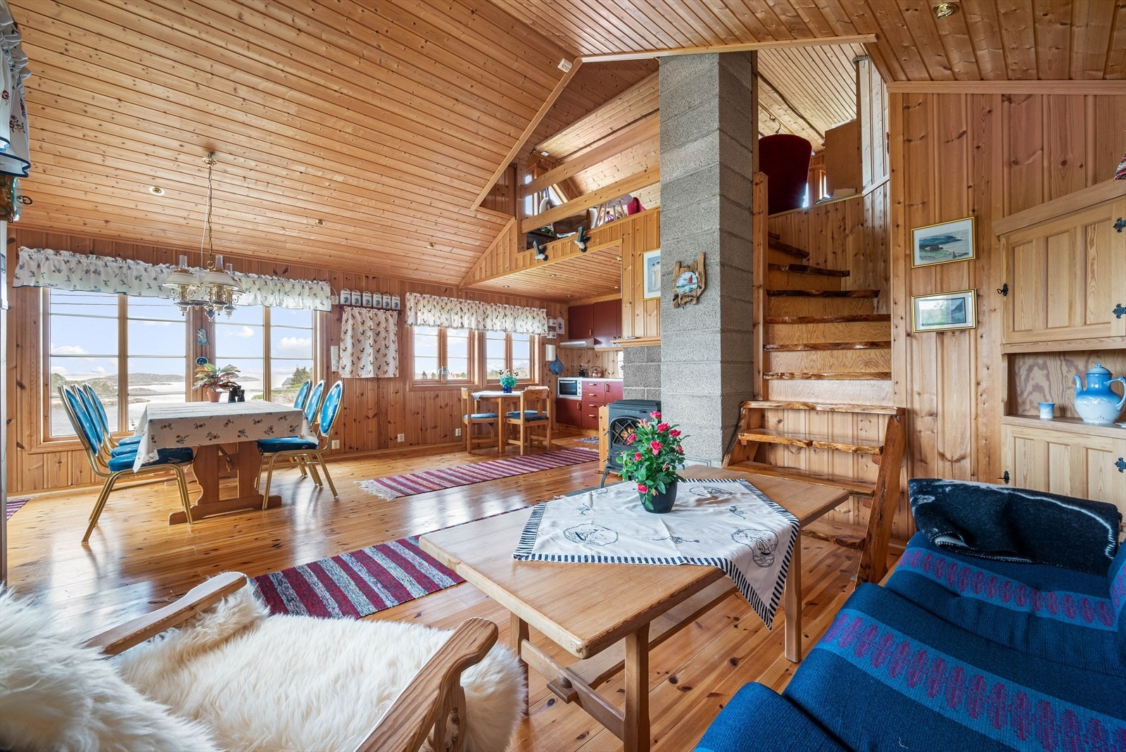 Stuen innredes enkelt med flere sittegrupper i ulike soner - uten at det oppleves rotete. Galleribilde