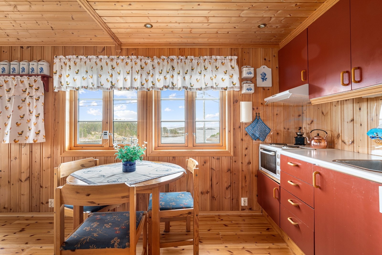 Kjøkkenet har opplegg for smal oppvaskmaskin og avsatt plass til en liten komfyr med platetopp. Galleribilde