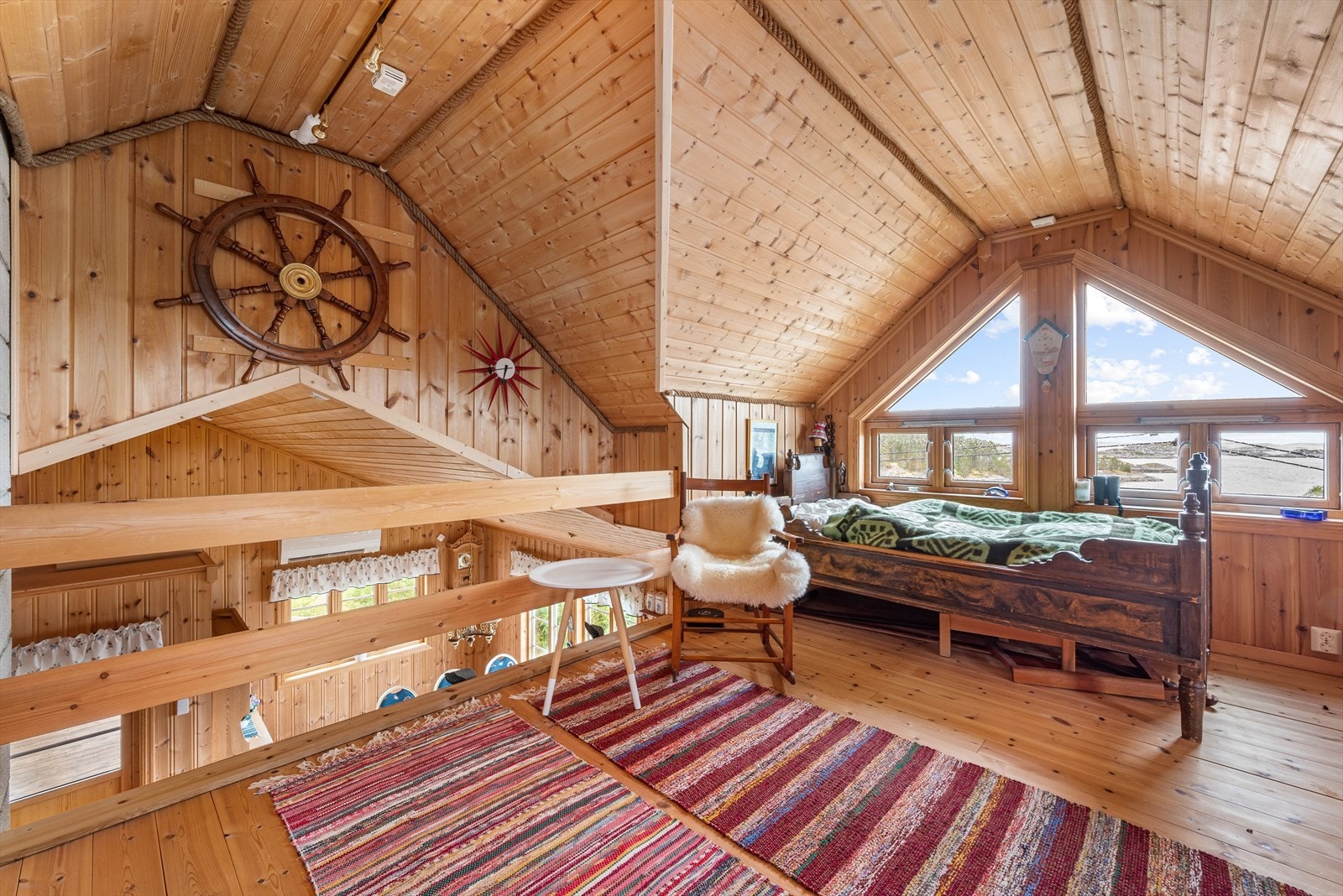 Øverst i hytta finner man en stue med nydelig utsikt, perfekt hvis man ønsker å trekke seg tilbake for litt egentid. Galleribilde