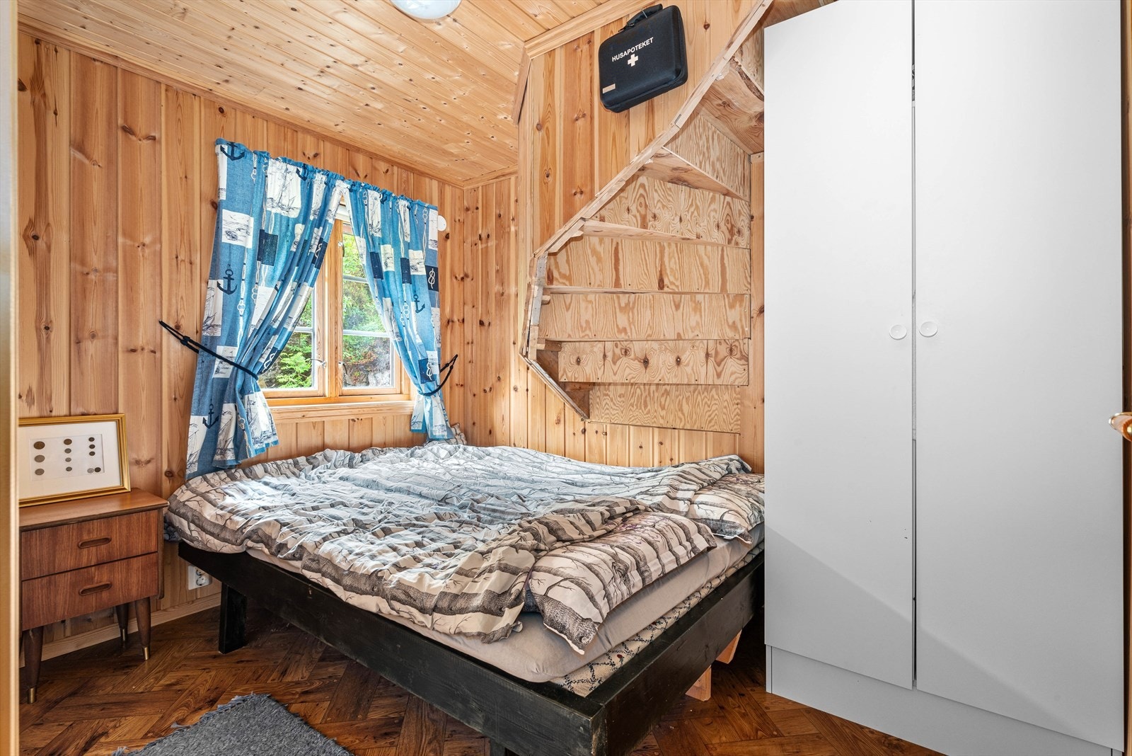 Det er garderobeskap på begge soverommene i hytta Galleribilde