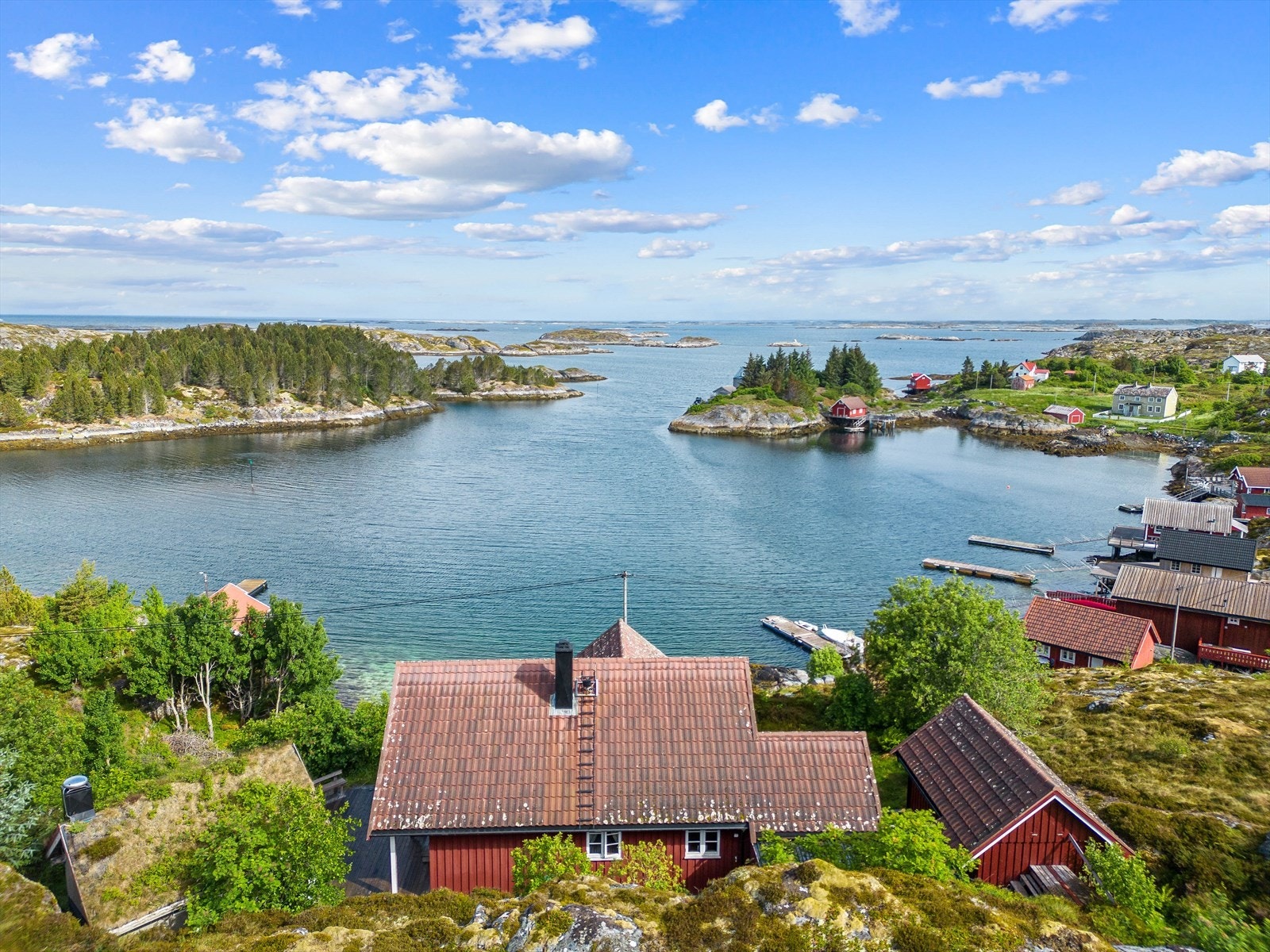 Gjessøya ligger i den vakre skjærgården til Hitra - et eldorado for fiske, bading, dykking og båtliv. Galleribilde