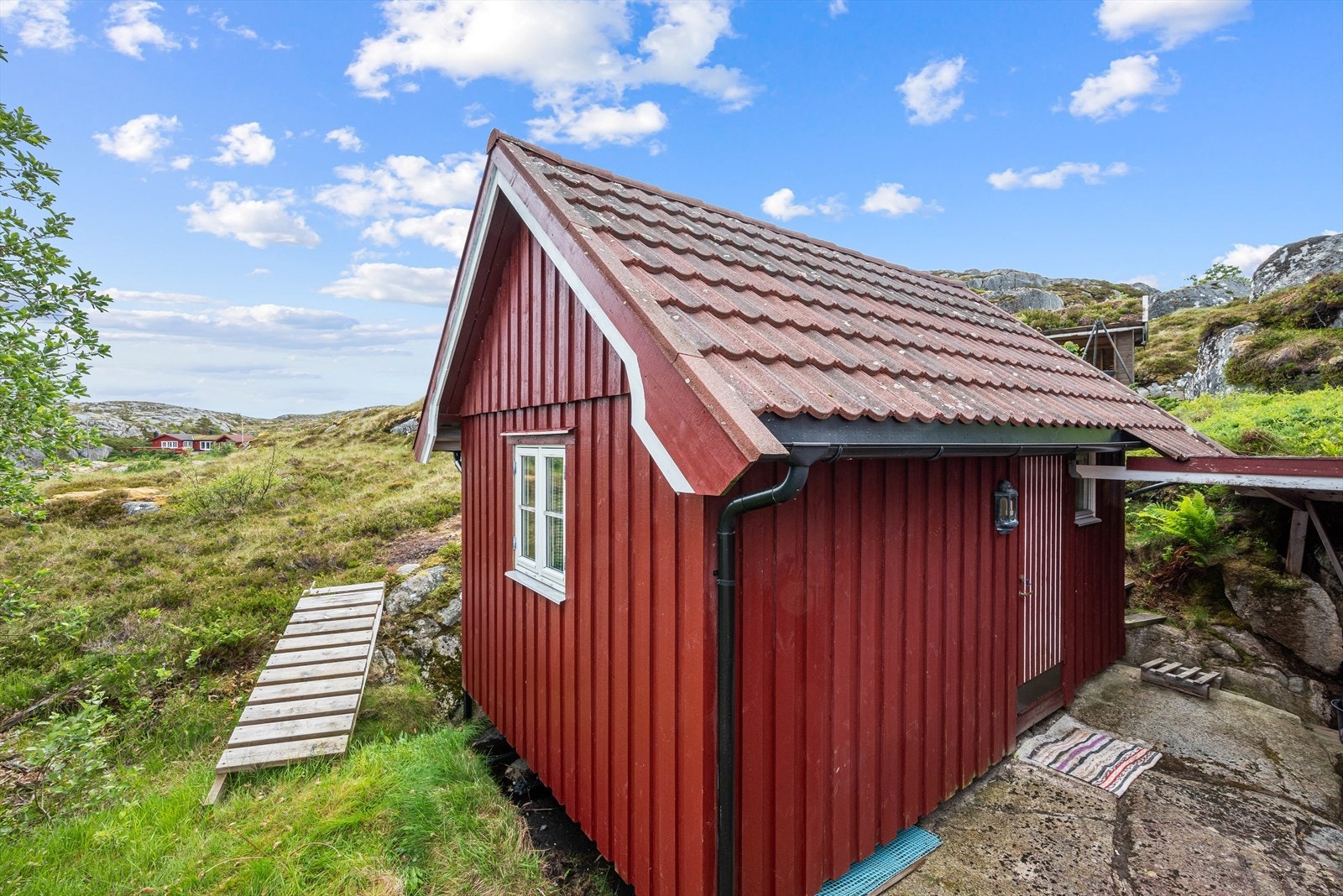 På eiendommen står det en bod med eget anneks, og begge rommene har et areal på ca. 7 kvm. Galleribilde