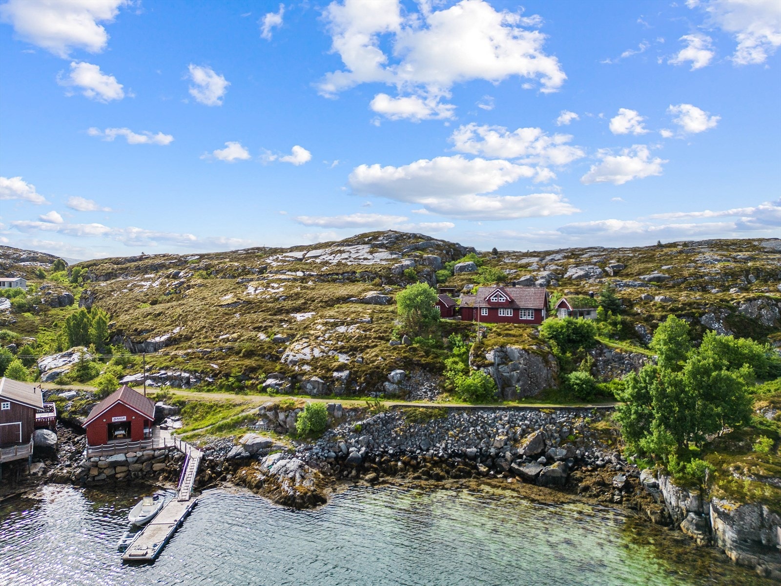 Naustet ligger i kort gange fra hytten Galleribilde