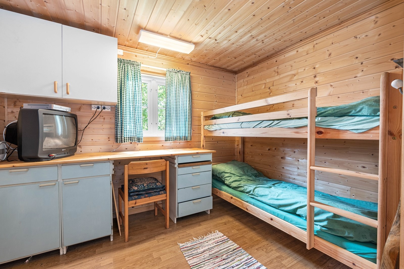 Annekset brukes i dag som soverom, og her er det gode muligheter for å ha med seg gjester på tur. Galleribilde