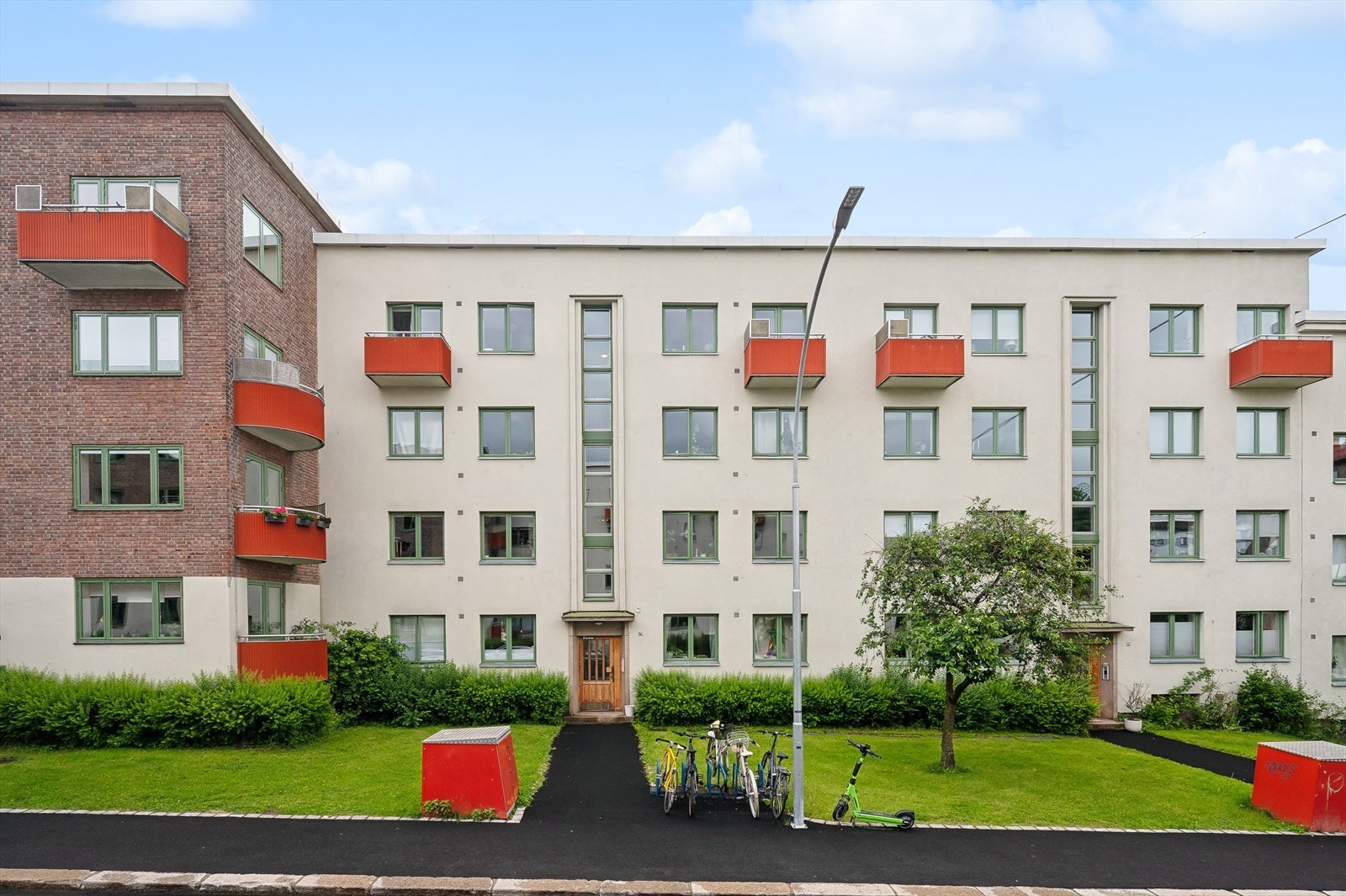 Hyggelig inngangsparti og en generelt rolig gate. Galleribilde