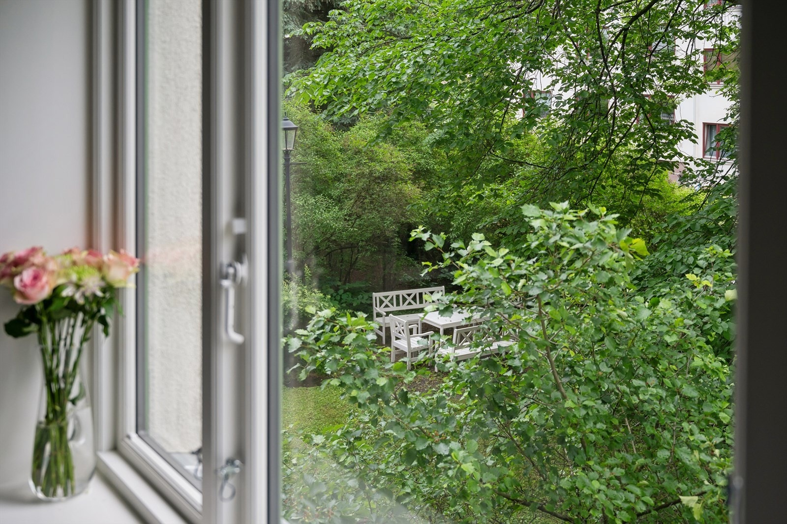 Fra stuen har du utsyn til en av borettslagets to private bakgårder Galleribilde