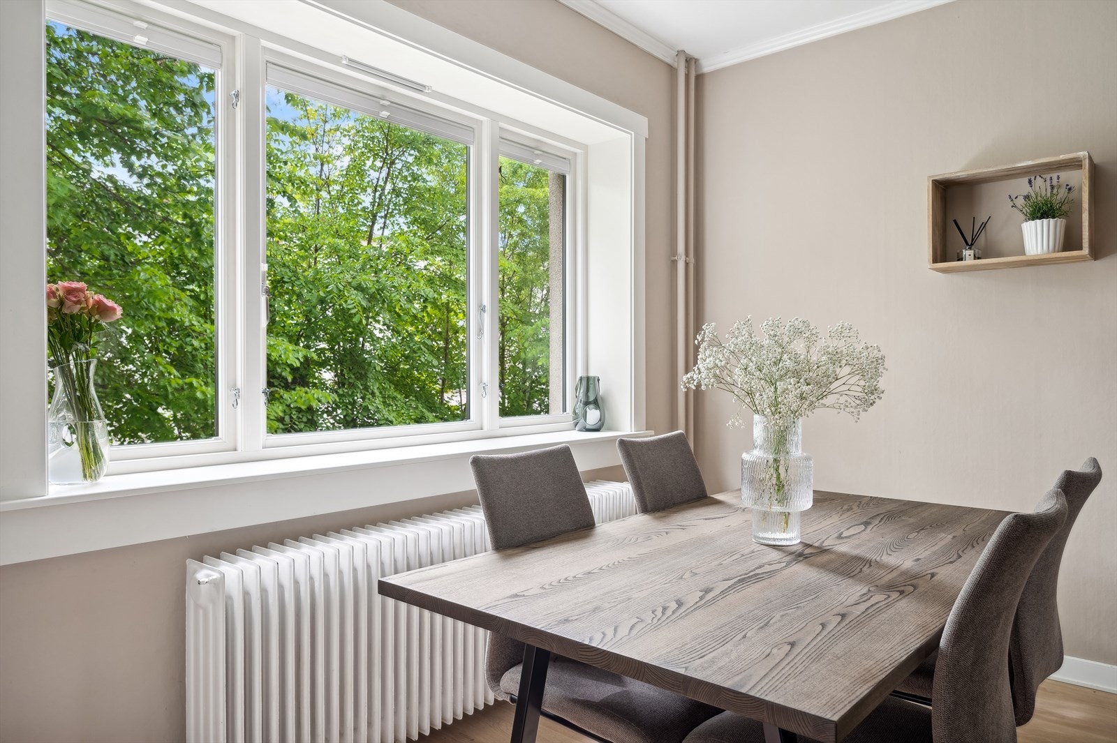 Stuen har store vindusflater som gir rikelig med naturlig lysinnslipp. Galleribilde