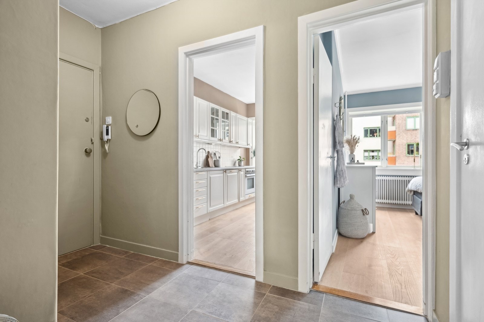 Hyggelig og innbydende entré med flislagt gulv. Galleribilde