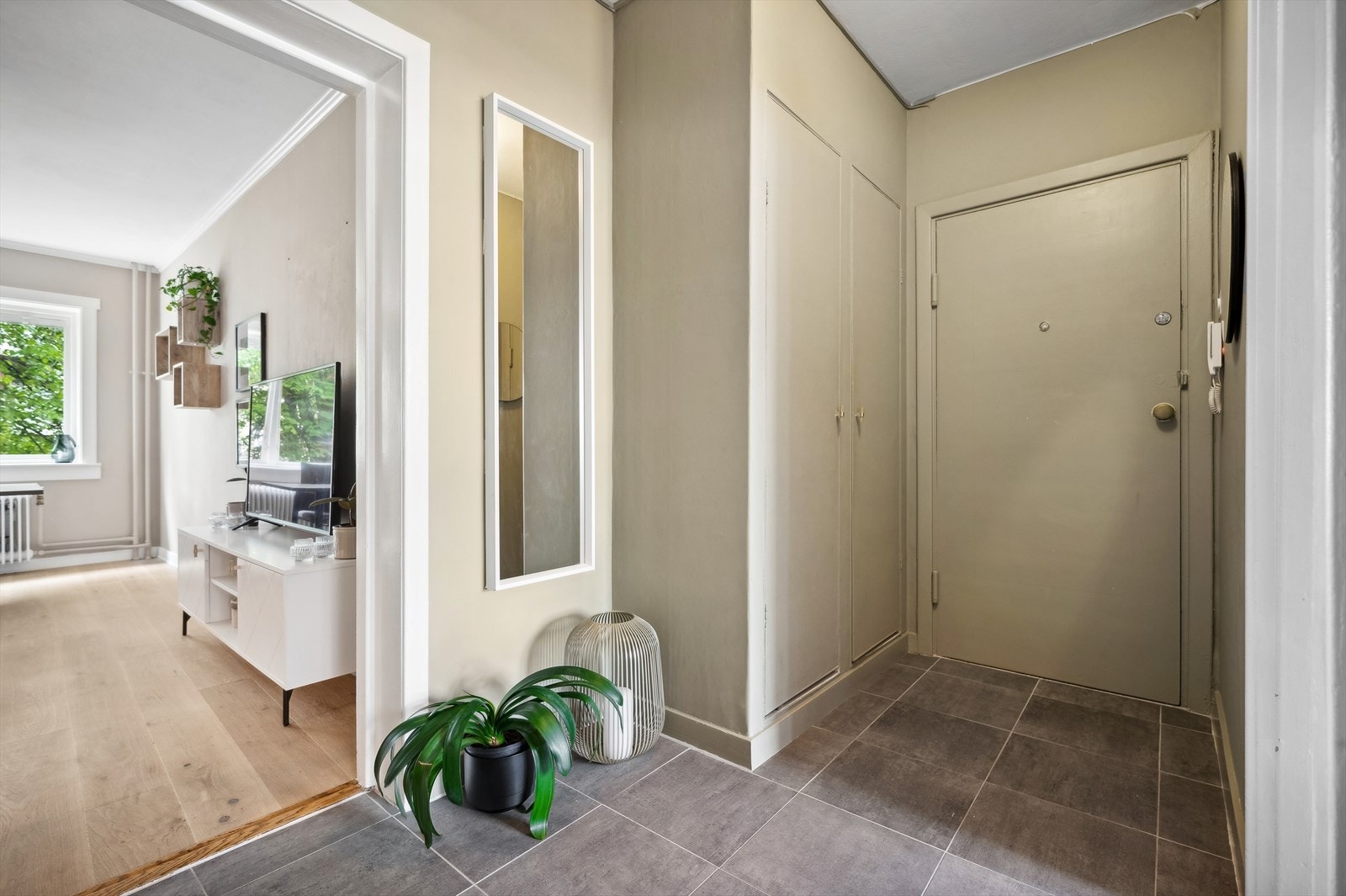 Gode oppbevaringmuligheter i plassbygget garderobeskap. Galleribilde