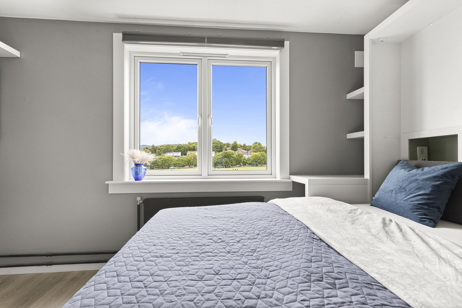 Naturlig lysinnslipp gir en luftig atmosfære. Her har man hyggelig utsyn mot Voldsløkka Galleribilde