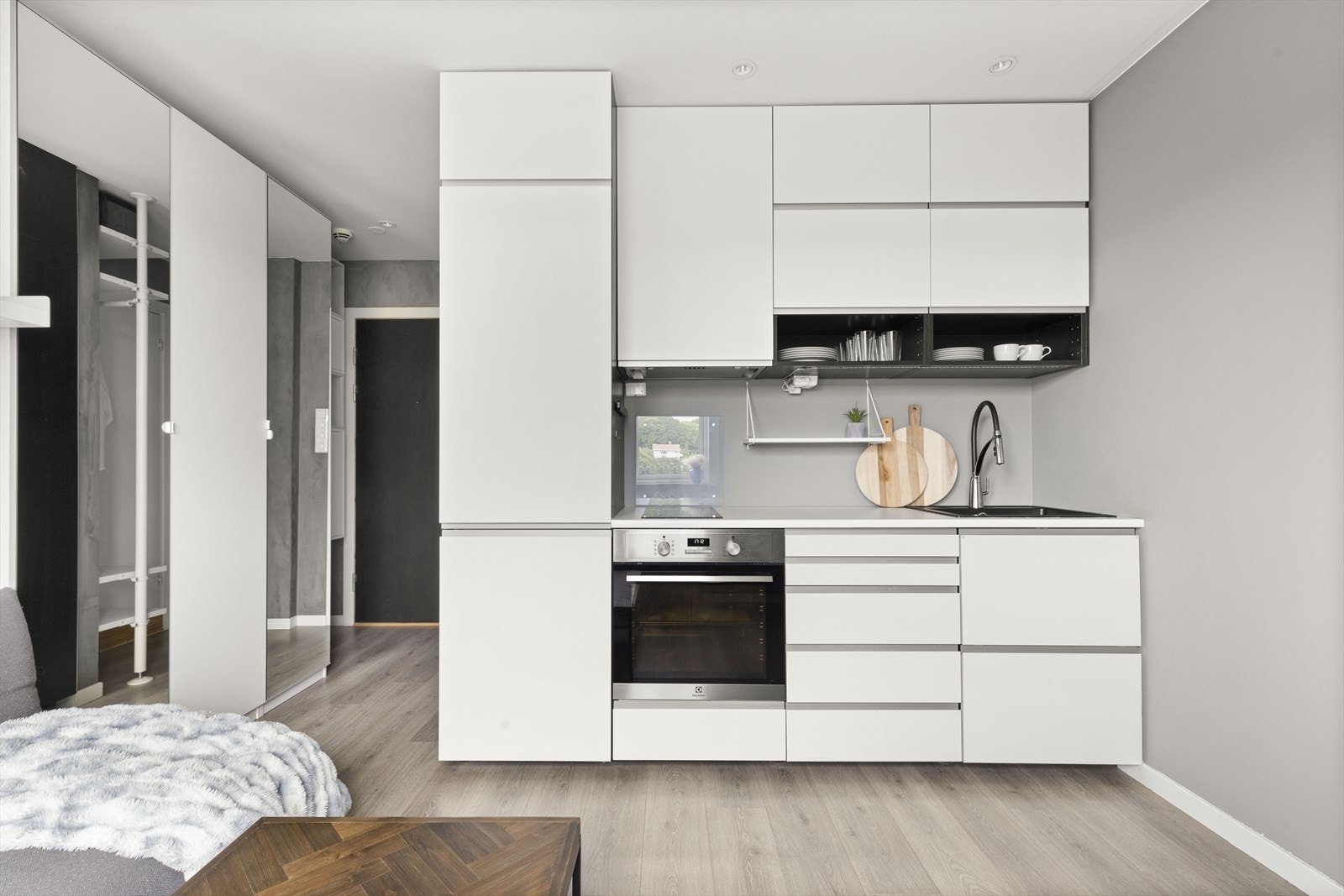 Meget lekker og delikat IKEA kjøkkeninnredning fra 2014 med hvite fronter, integrerte håndtak og benkeplate (2020) av laminert spon. Galleribilde