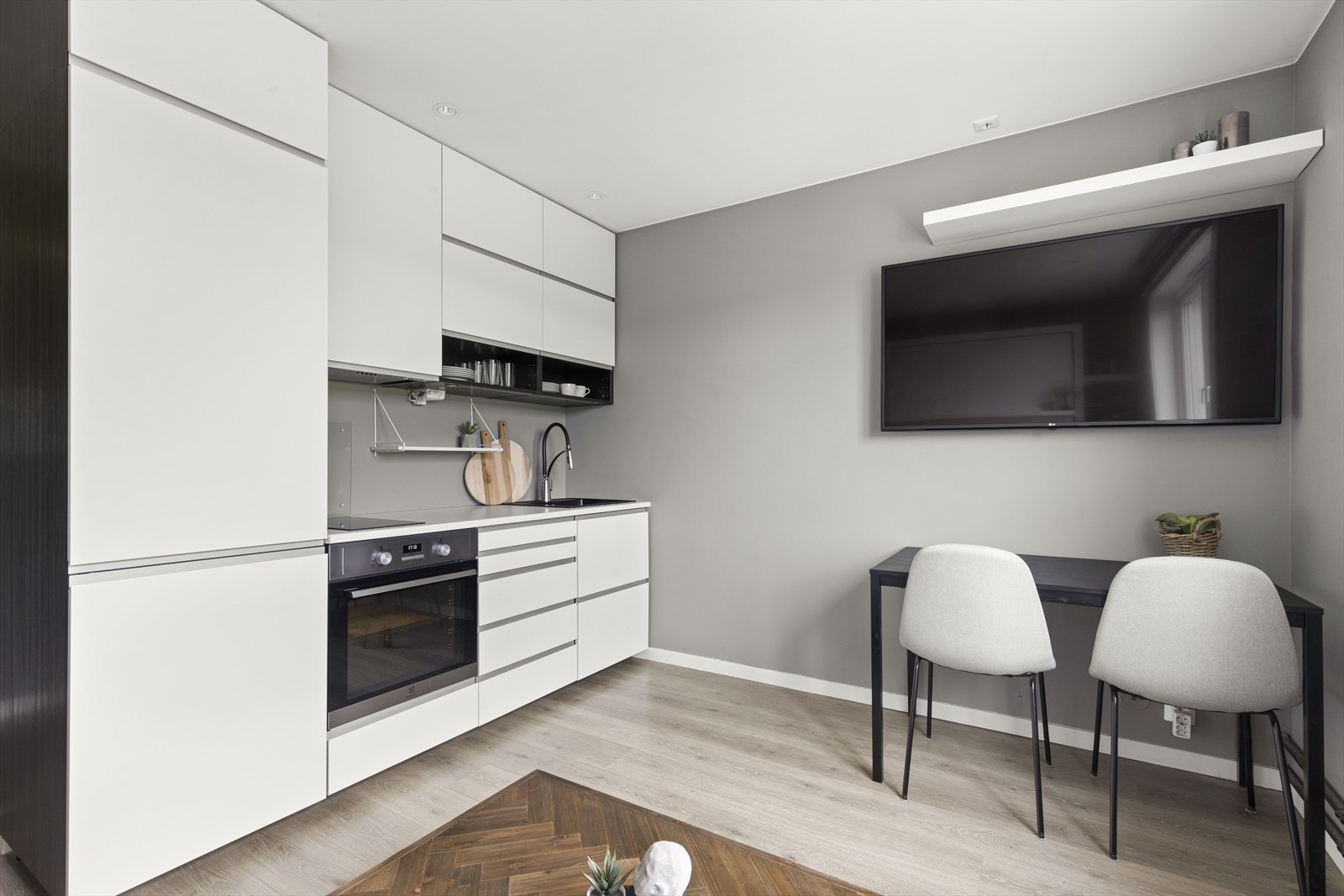 Integrert i innredningen er oppvaskmaskin (2022), stekeovn (2021), platetopp og kjøl/frys. Ventilator over platetoppen. Galleribilde