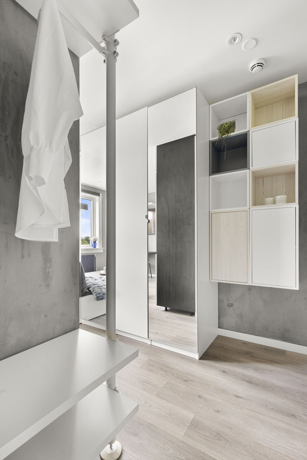 Oppheng til sko og jakker, samt ekstra oppbevaring i skap. Galleribilde