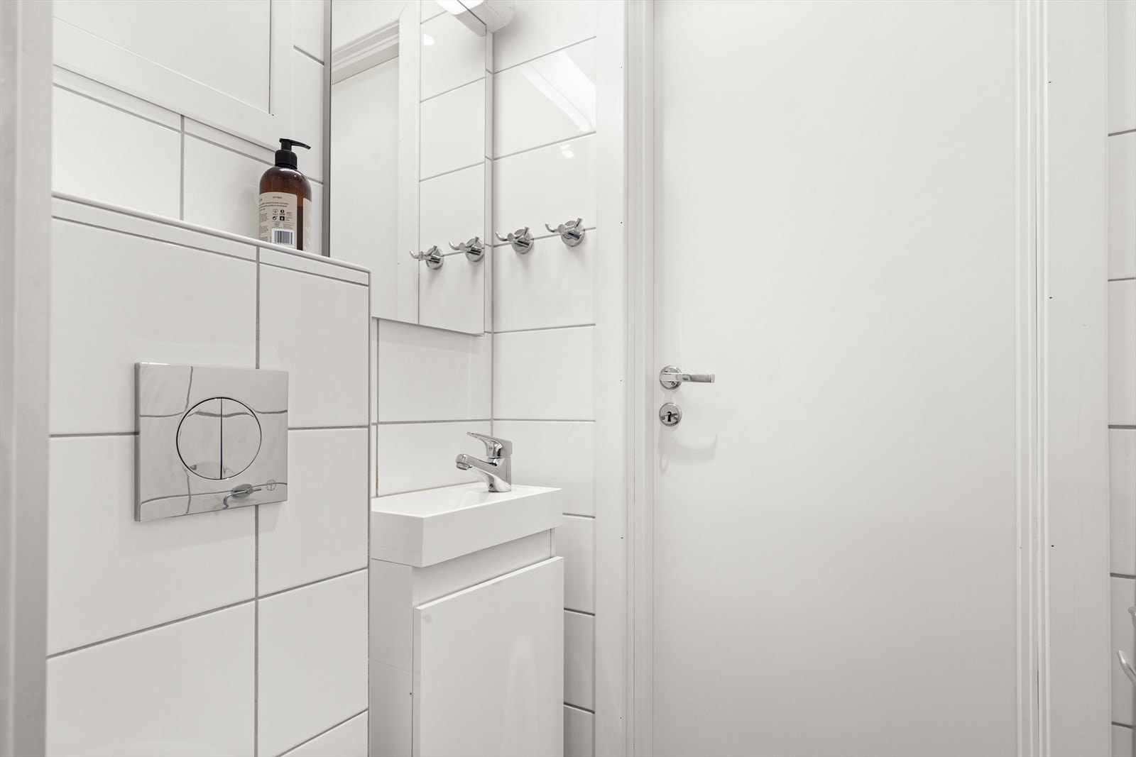 Flislagt gulv og vegger, med varmekabler i gulv. Galleribilde