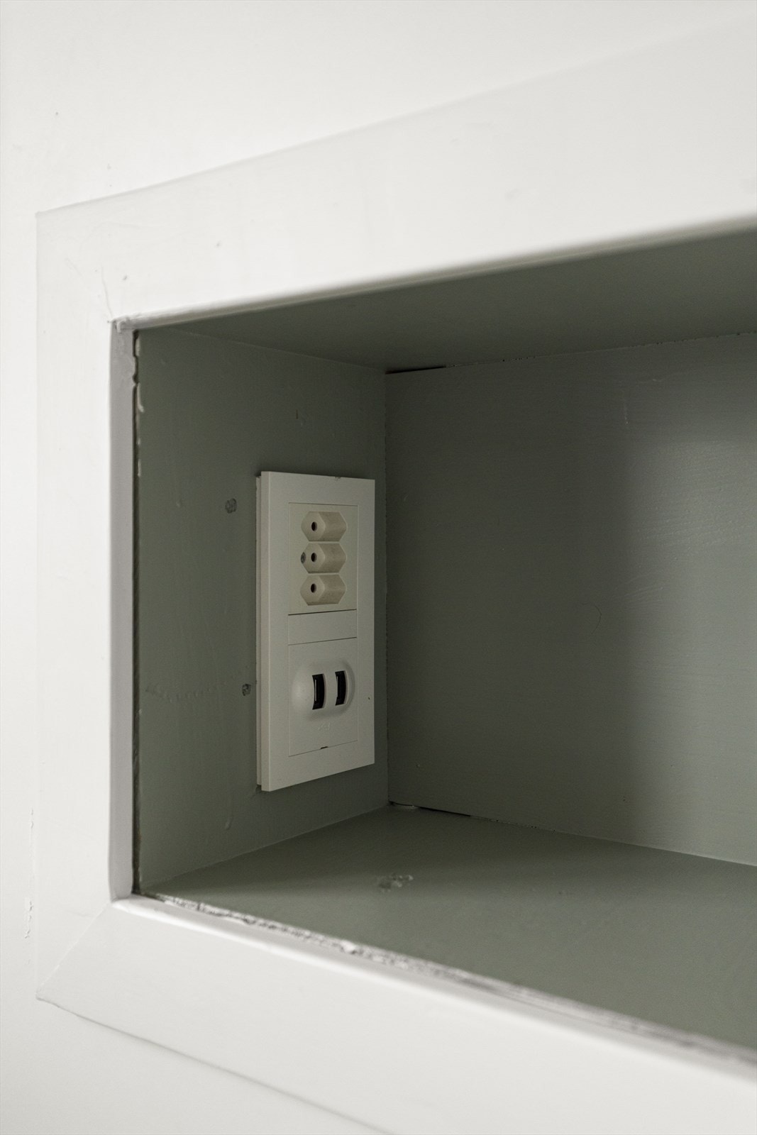 Skapsengen har tilhørende hyller inni seng med stikkontakter og USB-port. Galleribilde