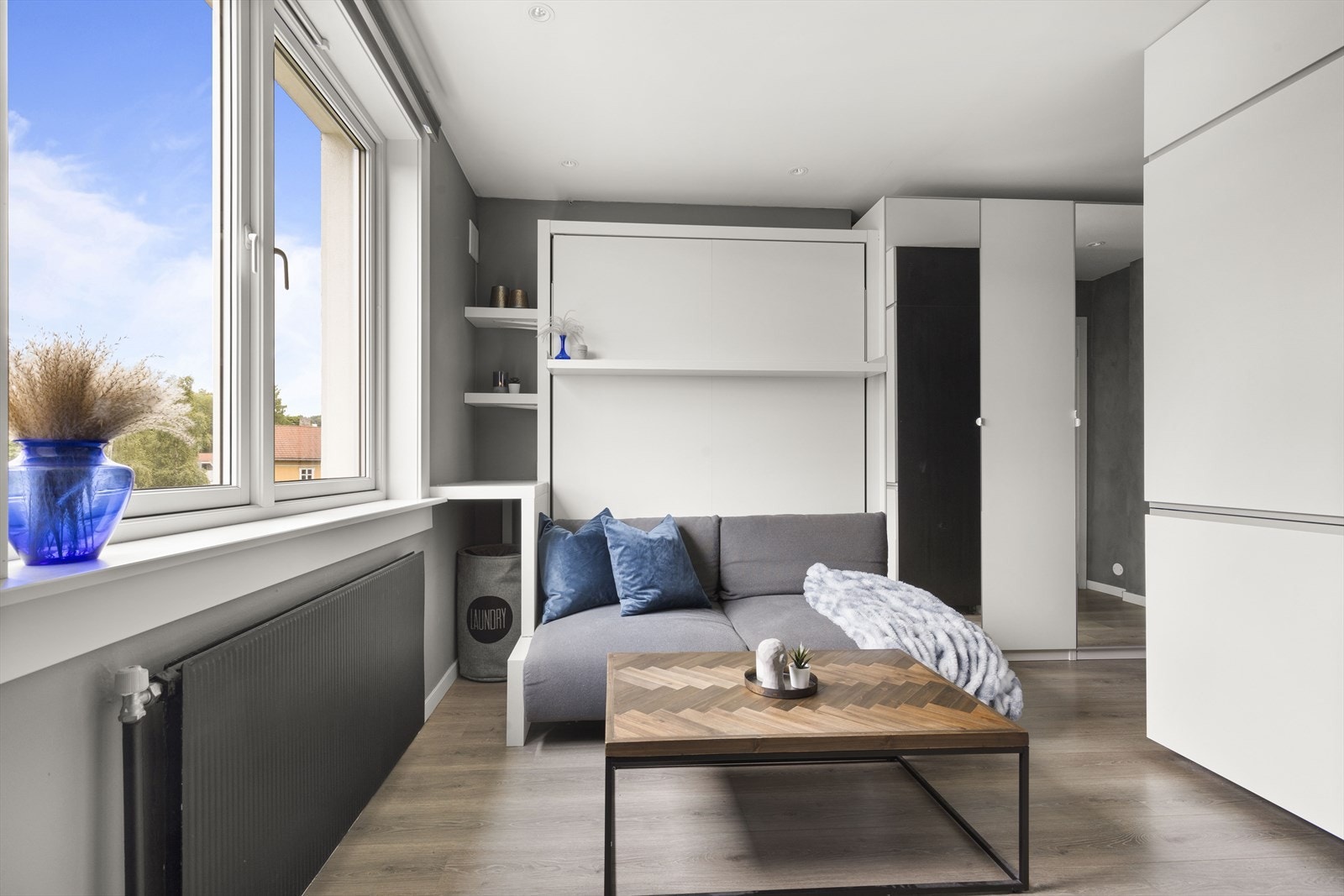 Oppholdsrommet har plass til et lite spisebord og tilhørende møblement. Galleribilde